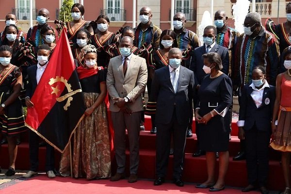 PRESIDENTE ENTREGA BANDEIRA À MISSÃO OLÍMPICA QUE SEGUE VIAGEM AO JAPÃO